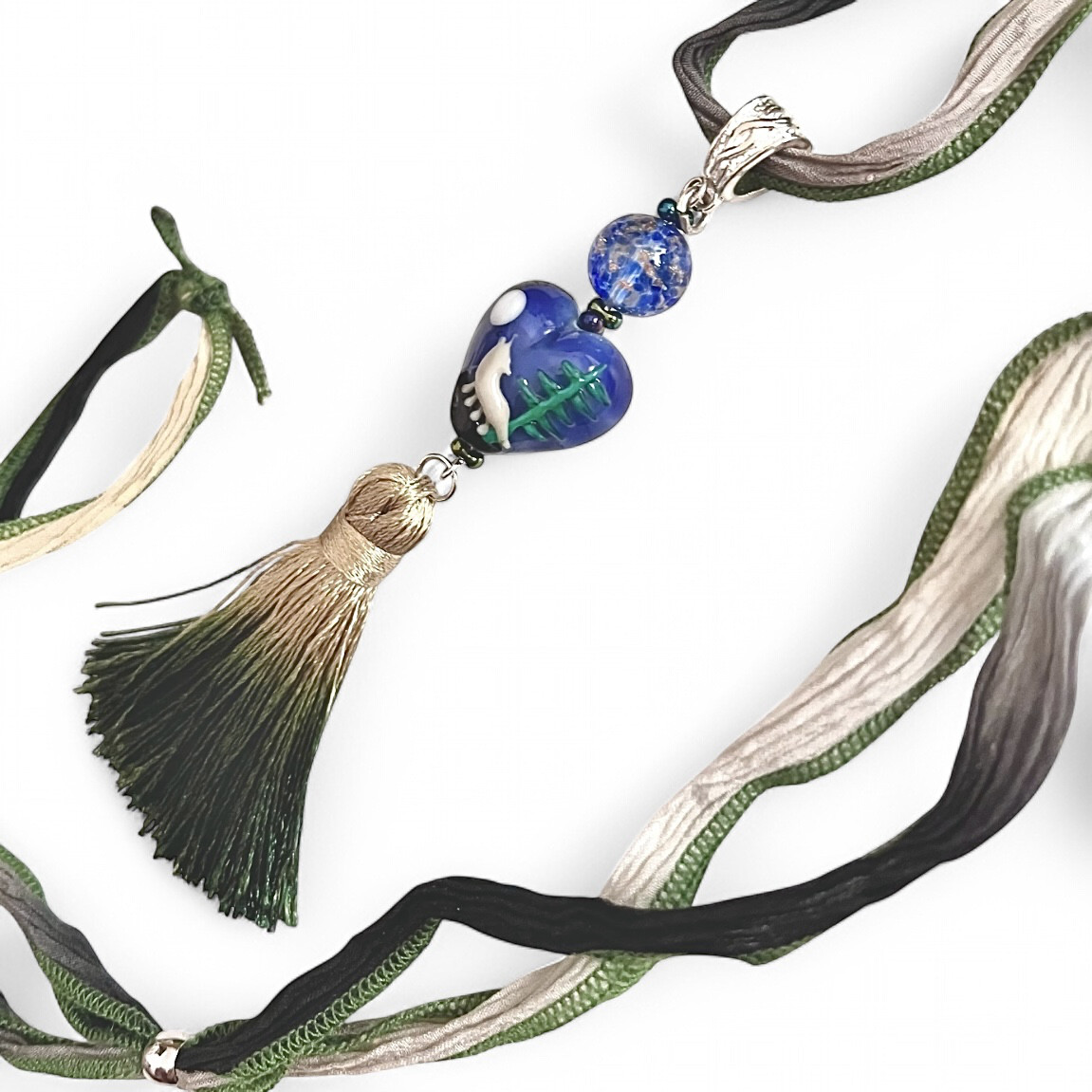 月とオオカミのネックレス