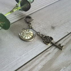 アリスの世界・時計と鍵のキーホルダー・古美　＃1395 4枚目の画像
