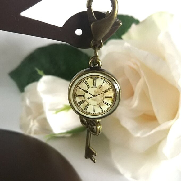 アリスの世界・時計と鍵のキーホルダー・古美　＃1395 6枚目の画像