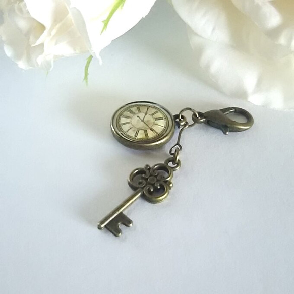 アリスの世界・時計と鍵のキーホルダー・古美　＃1395 3枚目の画像