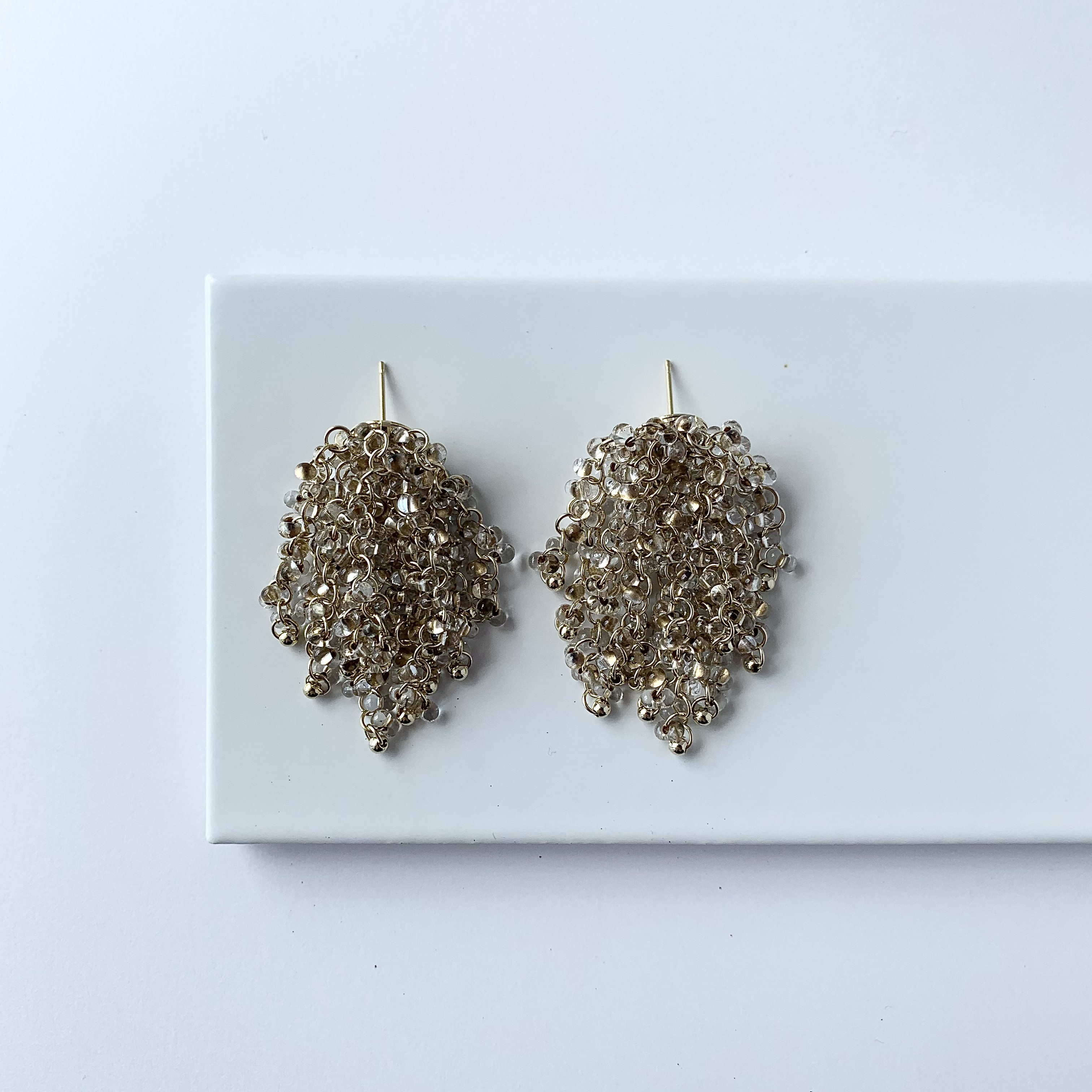 ガラスビーズのつぶつぶロングピアス・イヤリング　クリア×アンティークゴールド