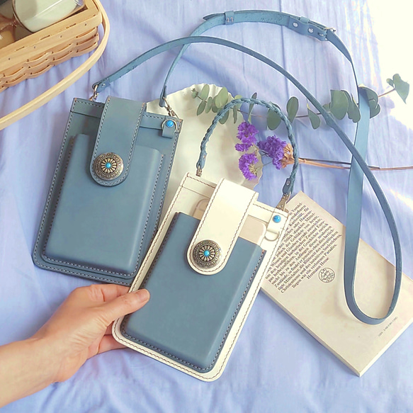 《特集掲載》【くすみブルー革】スマホポシェット・飾りカシメ付【縦型・肩紐長さ調整可・2way】※袋ラッピング無料 6枚目の画像