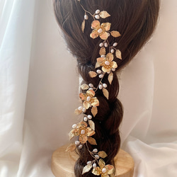 お花とリーフの小枝ヘアアクセサリー　ゴールド　ブライダル　結婚式　前撮り　ヘッドドレス　成人式　ティアラ　パール 4枚目の画像