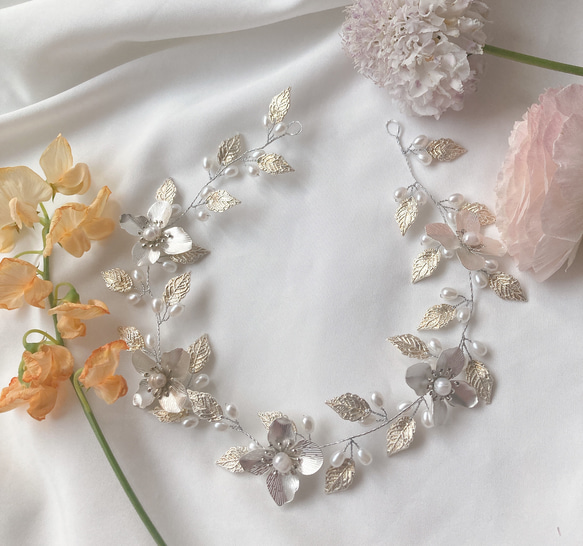 お花とリーフの小枝ヘアアクセサリー　シルバー　ブライダル　結婚式　前撮り　ヘッドドレス　成人式　ティアラ　パール 3枚目の画像