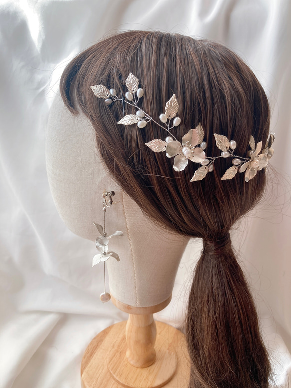 お花とリーフの小枝ヘアアクセサリー　シルバー　ブライダル　結婚式　前撮り　ヘッドドレス　成人式　ティアラ　パール 6枚目の画像