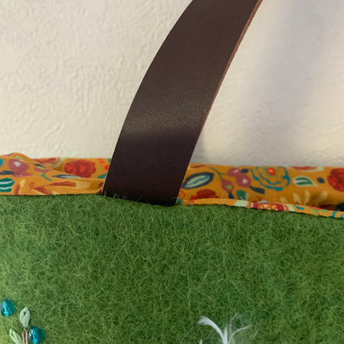 白猫さん刺繍 羊毛フェルト生地のバッグ ハンドバッグ はなひなこ 通販