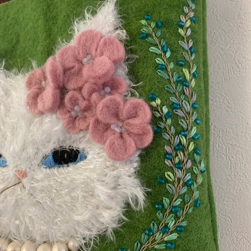 お出かけ猫さん刺繍 羊毛フェルト生地のポーチ新 発売