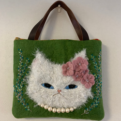 白猫さん刺繍 羊毛フェルト生地のバッグ-