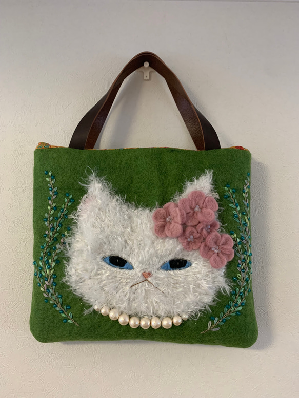 白猫さん刺繍　羊毛フェルト生地のバッグ