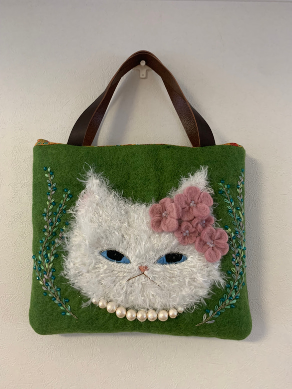 お出かけ猫さん刺繍羊毛フェルト生地のポーチ