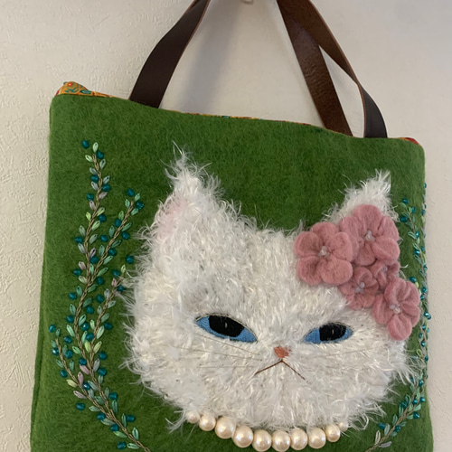 ナナ　羊毛フェルト生地のショルダーバッグ ナナ！お花畑となかよし猫 羊毛フェルト生地のバッグ ナナ！お花畑と