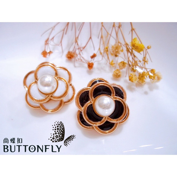 【24mm】小香風珍珠造型山茶花金屬鈕釦(2色) 第1張的照片