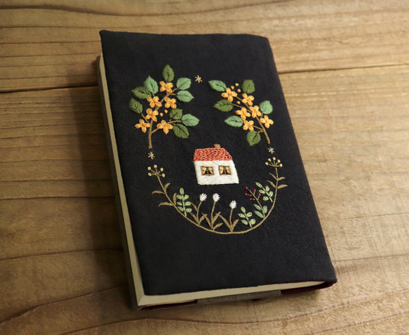 お問い合わせ・オーダー受付ページ　ハンドメイド　ブックカバー　手刺繍 手刺繍ブックカバー ＊花 文庫本 | iichi 日々の暮らしを心地よくする