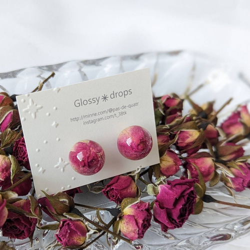 132 ハイクオリティ薔薇一輪レジン　ハンドメイド　ピアスorイヤリング 132 ハイクオリティ薔薇一輪レジン ハンドメイド ピアスorイヤリング