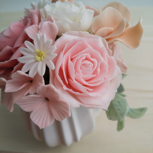 粘土の花 バラとスイートピーのピンク系ミニフラワーアレンジメント