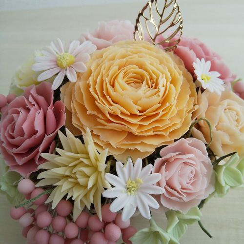 粘土の花 かわいいタルト型のラナンキュラスフラワーアレンジメント