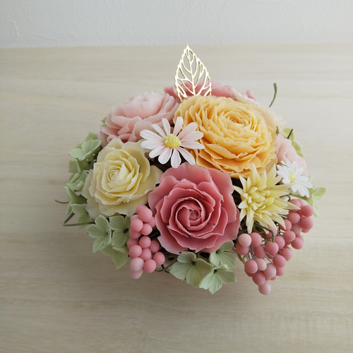 粘土の花 かわいいタルト型のラナンキュラスフラワーアレンジメント