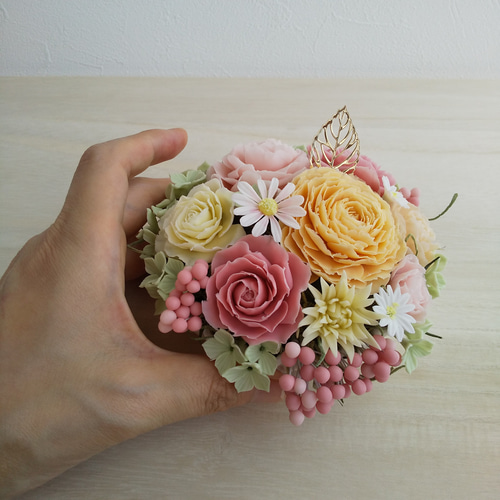 樹脂粘土 フラワーアレンジ バラ と花々 高さ約22cm ハンドメイド 粘土の花 かわいいタルト型のラナンキュラスフラワーアレンジメント