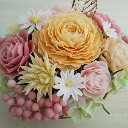 粘土の花 かわいいタルト型のラナンキュラスフラワーアレンジメント