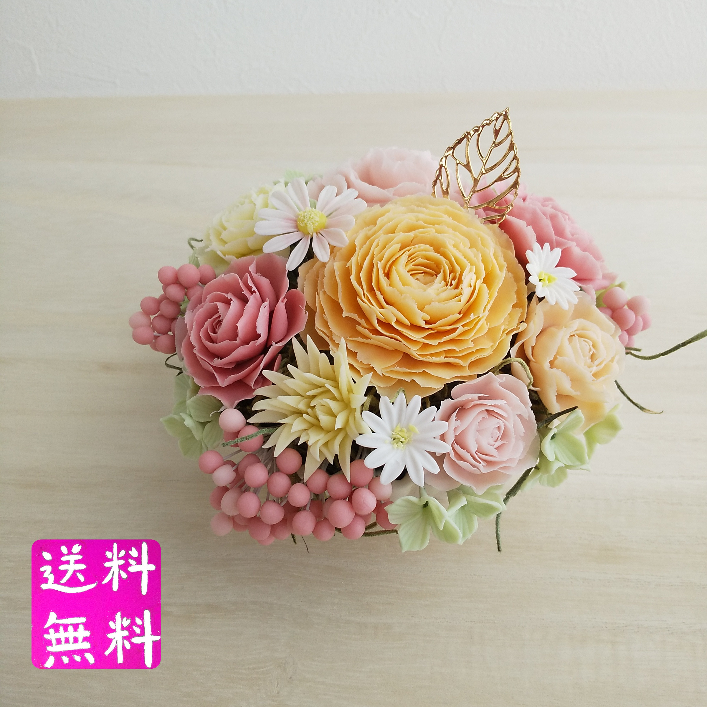 粘土の花　かわいいタルト型のラナンキュラスフラワーアレンジメント　樹脂粘土　送料無料