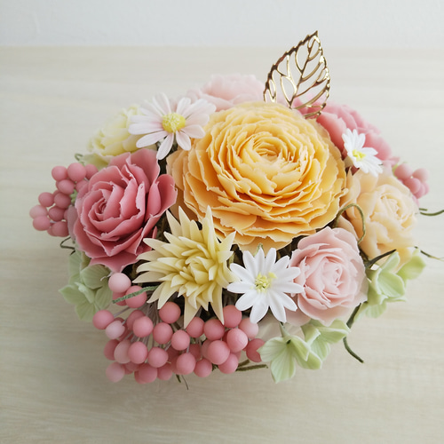 粘土の花 かわいいタルト型のラナンキュラスフラワーアレンジメント