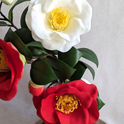 まるで本物のよう！年中飾れる！花瓶＆花台付き！紅白の椿がおめでたい和のアレンジメント３WY正月玄関迎春 3枚目の画像