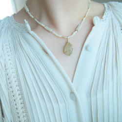 天然石×ビーズ ホワイト系ネックレス　ルチルクォーツ　夏　真鍮　アクセサリー　チャーム　人気　レディース　シンプル 2枚目の画像