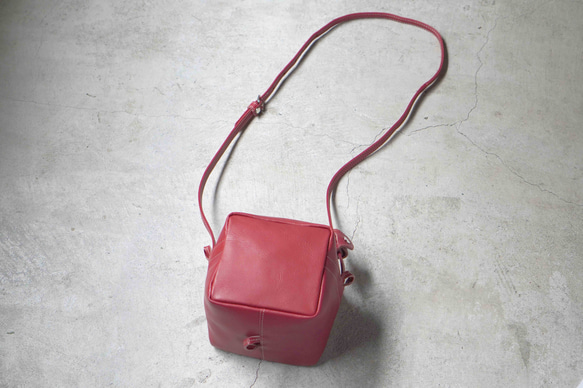 NUME-RED・キューブポシェット◎２WAY機能・内装キーホルダー付き：ポケット機能充実しています。全5色★ 9枚目の画像