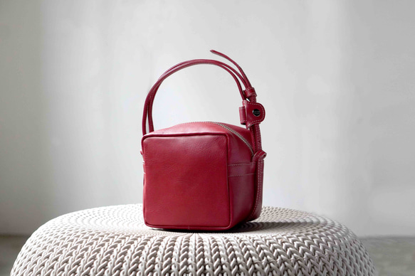 NUME-RED・キューブポシェット◎２WAY機能・内装キーホルダー付き：ポケット機能充実しています。全5色★ 1枚目の画像