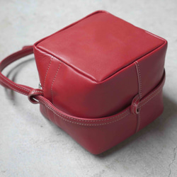 NUME-RED・キューブポシェット◎２WAY機能・内装キーホルダー付き：ポケット機能充実しています。全5色★ 2枚目の画像