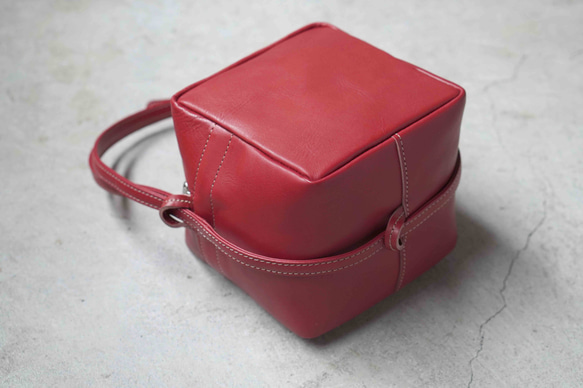 NUME-RED・キューブポシェット◎２WAY機能・内装キーホルダー付き：ポケット機能充実しています。全5色★ 2枚目の画像