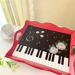 ピンクローズとピアノ鍵盤模様のトレー　　トールペイント　ピアノ雑貨　おぼん 1枚目の画像