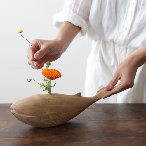 夏SALE 天然無垢ウッド 木彫り 一輪挿し くじらさんの花吹き