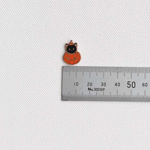 ハロウィン】 かわいいネコのかぼちゃに入ったピンバッチ