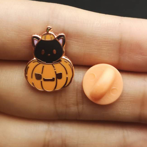 ハロウィン】 かわいいネコのかぼちゃに入ったピンバッチ
