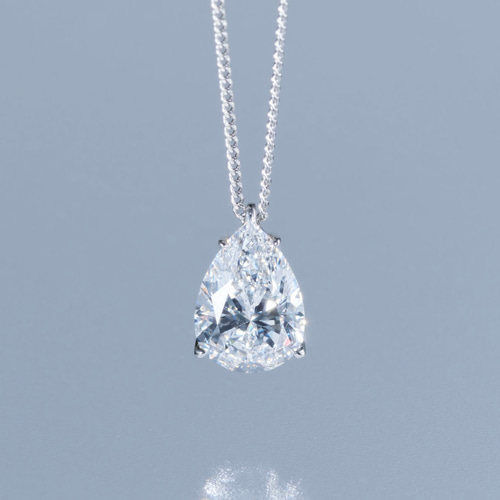 綺麗な流れような曲線18Kホワイトゴールドネックレスペアシェイプ