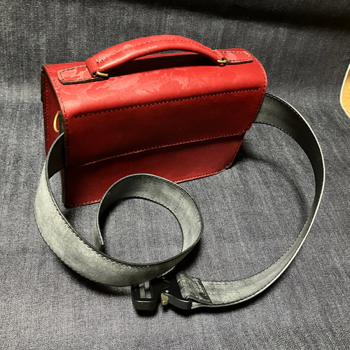 コブラバックルのレザーベルト ボディバッグ・ウエストポーチ cusith