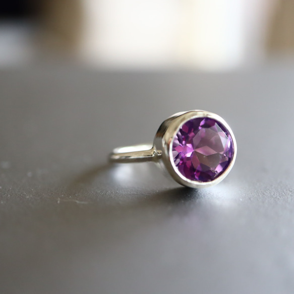 パープルの煌めき　アメシストのシルバーリング　紫水晶 シンプル フォーマルな指輪　ご褒美ジュエリー　誕生石 2枚目の画像