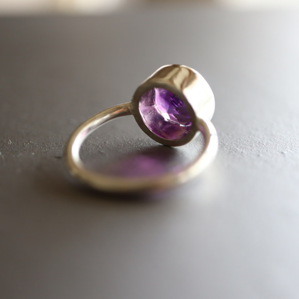 パープルの煌めき　アメシストのシルバーリング　紫水晶 シンプル フォーマルな指輪　ご褒美ジュエリー　誕生石 4枚目の画像