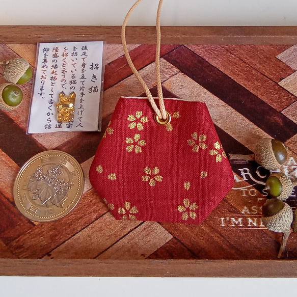 小さいサイズのお守り袋★　ミニ丸シリーズ　❀金の小桜❀ 4枚目の画像