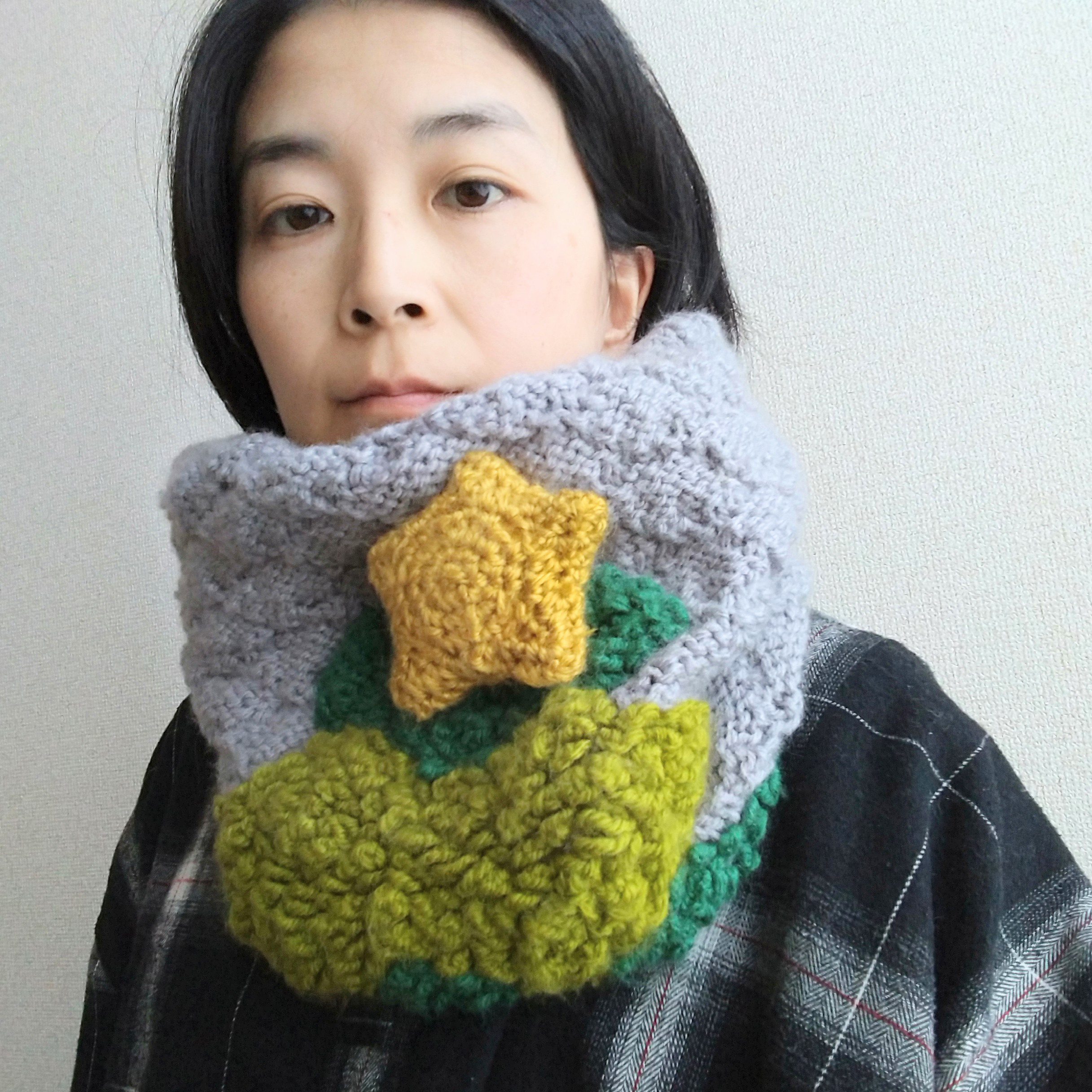 【早割クリスマス2024】【送料込み】【クリスマスギフト】クリスマスツリーのもこもこ刺繍入りネックウォーマーグレー