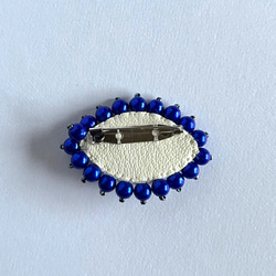 sik tsukema～目玉のビーズ刺繍ブローチ・帯留(青パール) 4枚目の画像