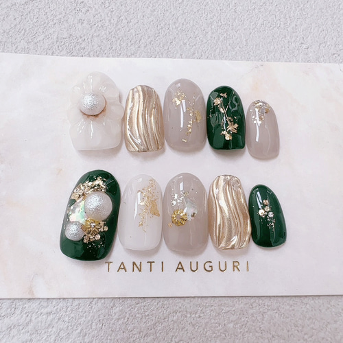 濃い緑色 ネイルチップ ニュアンス 日本製 ぷっくりフラワー 花柄 白