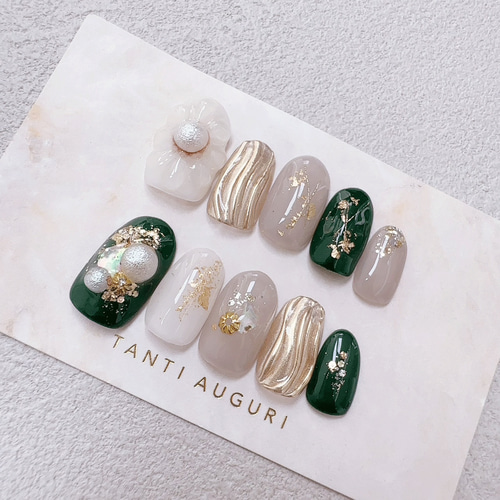 濃い緑色 ネイルチップ ニュアンス 日本製 ぷっくりフラワー 花柄 白