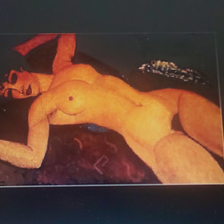 カーテンを広げて横たわる裸婦 7枚目の画像