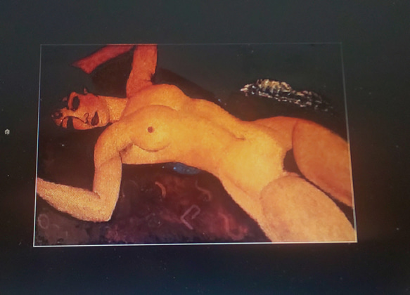 カーテンを広げて横たわる裸婦 7枚目の画像