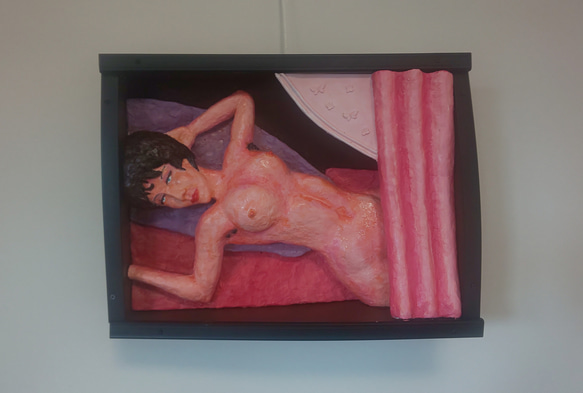 カーテンを広げて横たわる裸婦 1枚目の画像
