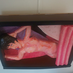 カーテンを広げて横たわる裸婦 5枚目の画像