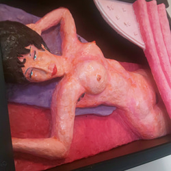 カーテンを広げて横たわる裸婦 4枚目の画像