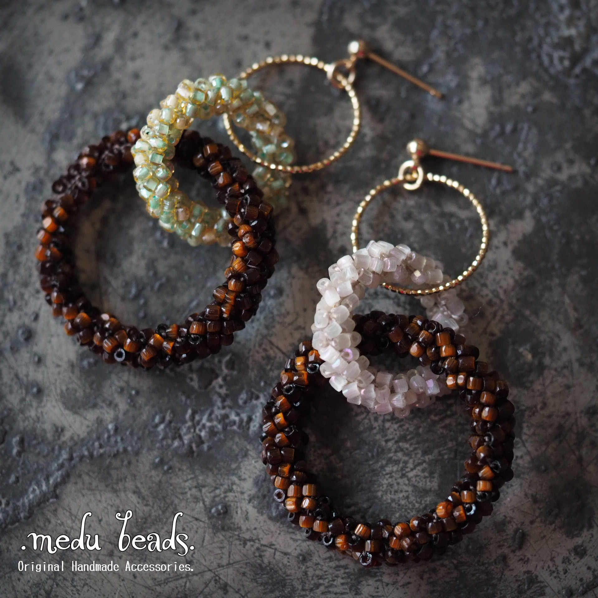 アンティークビーズのカラフルなフープピアス／イヤリング